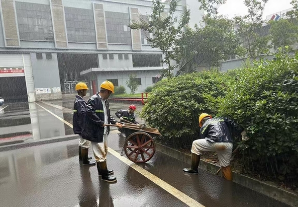 雨中对关键排水沟进行清理.jpg