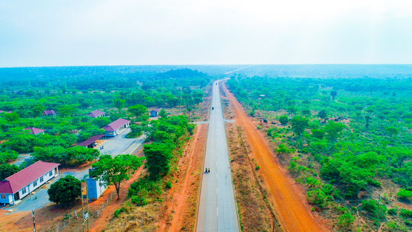 坦桑尼亚伍温扎项目标线完成路段.jpg