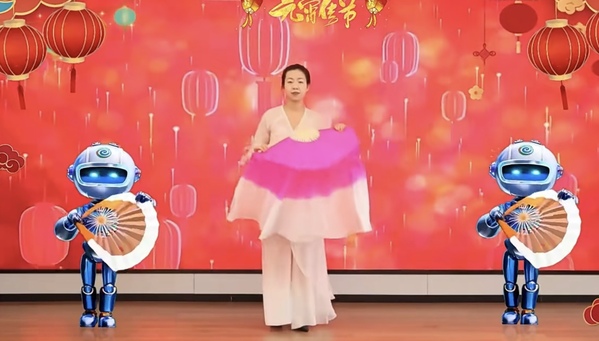 江西电建公司首届网络元宵晚会上 员工与AI智能体“智信小智”合作的扇子舞将传统与现代巧妙融合.jpg