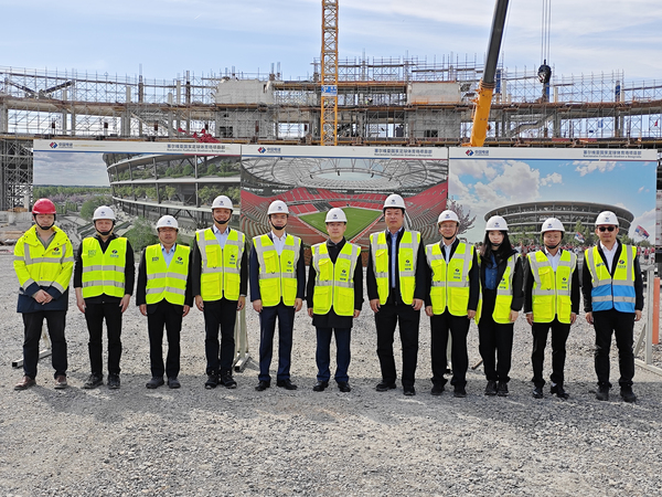 陪同大使考察体育场项目合影1(1)(1)(1).jpg